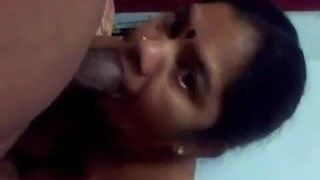 Tamilische Periya Pottu Tante gibt ihrem Manager harten Blowjob