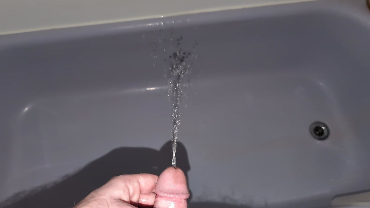 Une bite pisse dans la baignoire