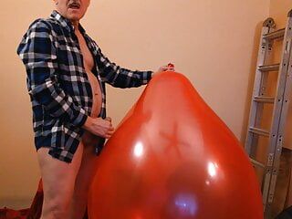 87) Сперма на гигантском красном воздушном шаре - продолжение из видео 86 - Воздушный шарик