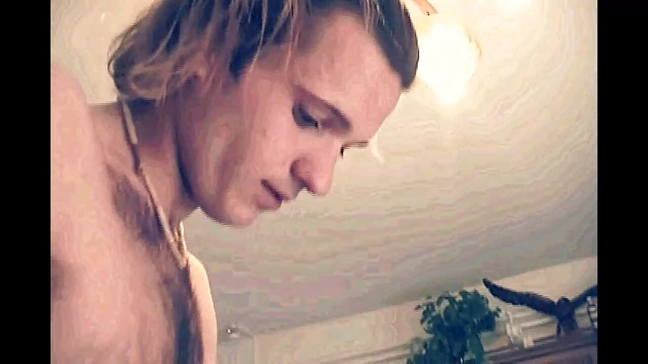 Blondă bătrână curvă futută în gură și cur de o pulă mare păroasă