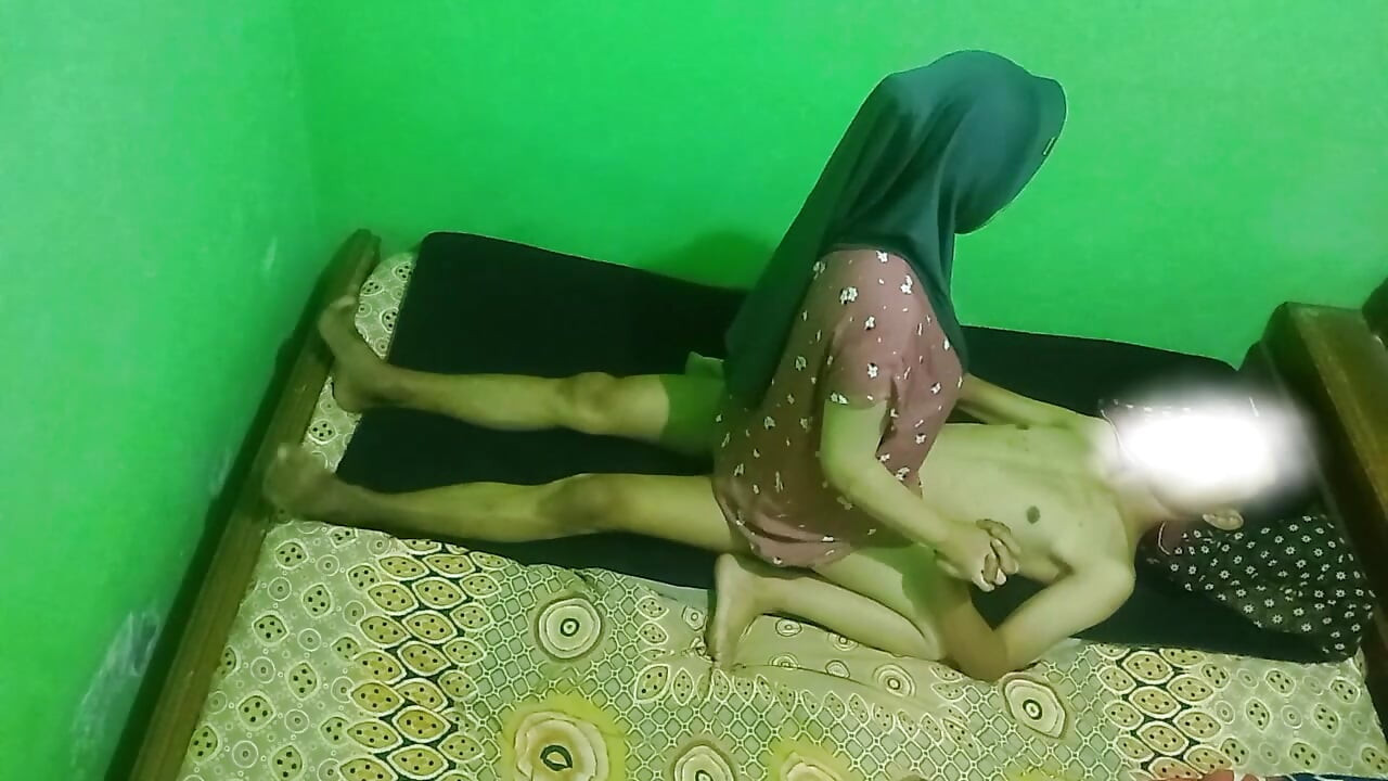 Uma garota de hijab está sendo fodida por um homem que foi por um homem