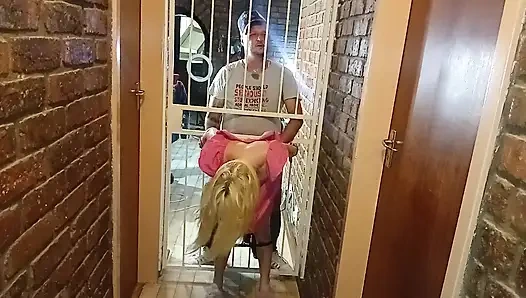 Selbst wenn ich geerdet bin, kann mich mein stiefvater nicht davon abhalten, meinen freund zu ficken