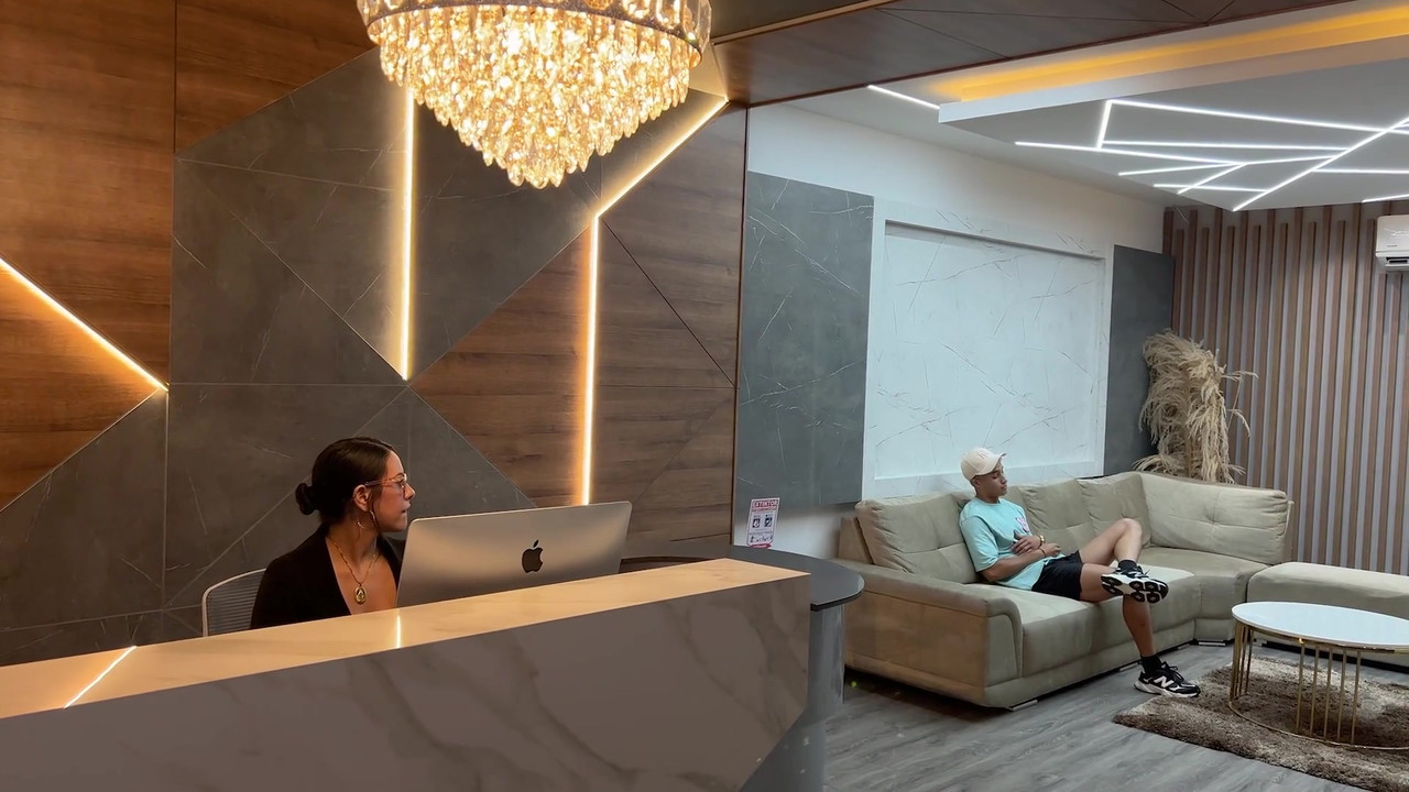 拉丁熟女秘书在办公室里操她老板的年轻客户，直到他们射在她脸上！Kylei Ellish