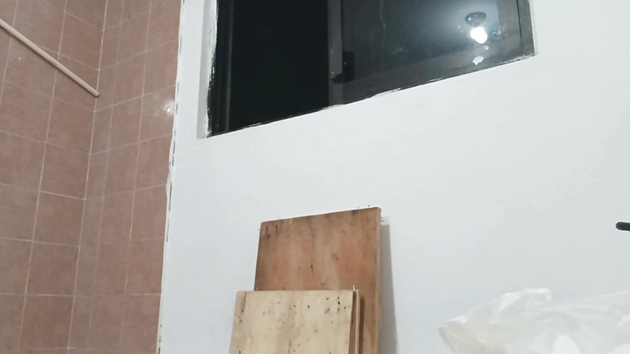 Rasoee men apne sautele bete ko apne stan dikha rahi hai 2