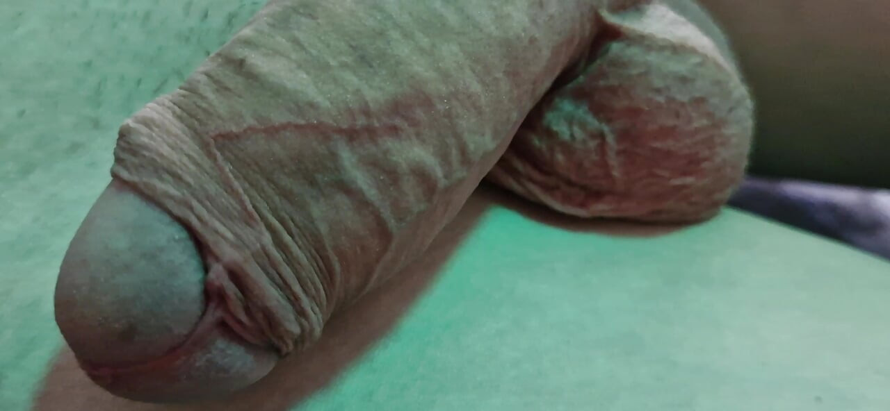 Monstruozni kurac s ogromnom glavom i debljinom ne ide u usta, ali jako željan svršiti sa spermom