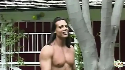 Çekici Asyalı sarışın derin anal darbelere can atmaya başladığında, bahçe ısınıyor.