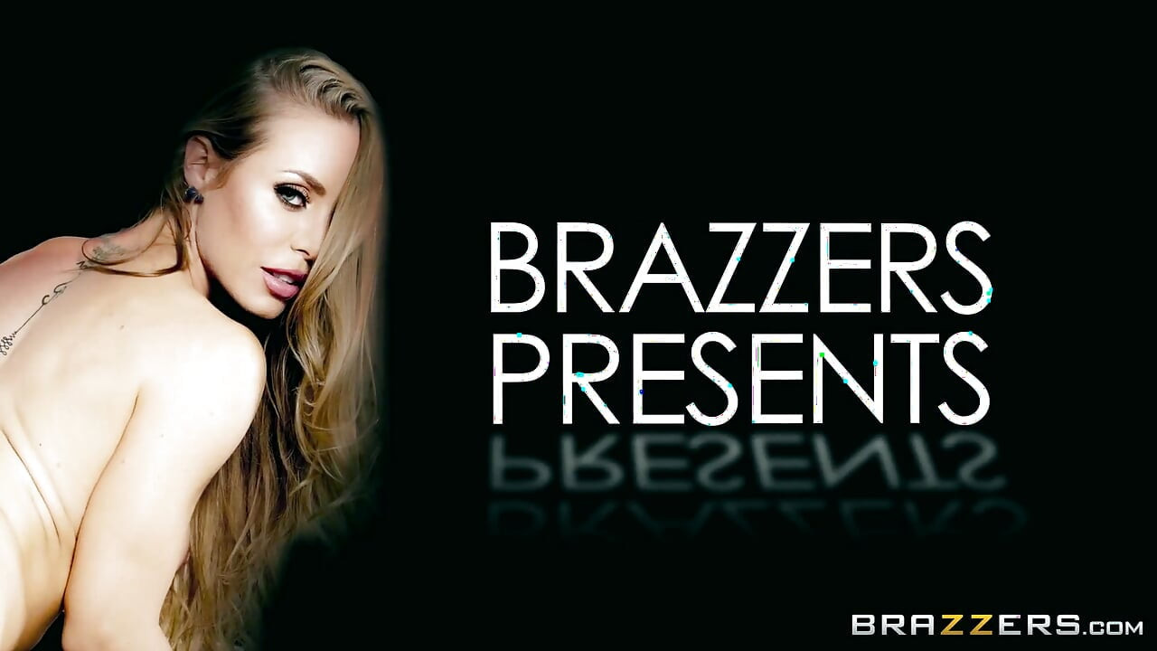 Brazzers - Nicole Aniston sabe algunas maneras traviesas de mostrarle a su jefe lo buena que es como jugadora de equipo
