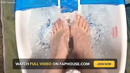 Ayak sırılsıklam ayak parmak kıpırdatıyor