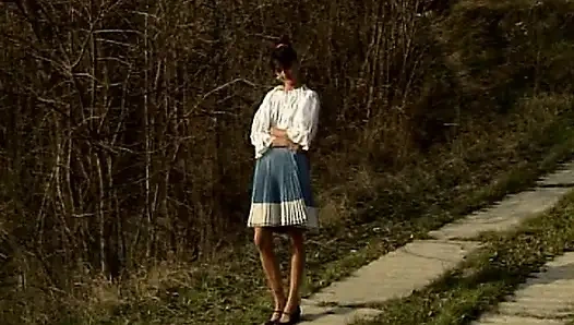 Zwei atemberaubende französische schätzchen bekommen arschlöcher im dreier im freien gebohrt