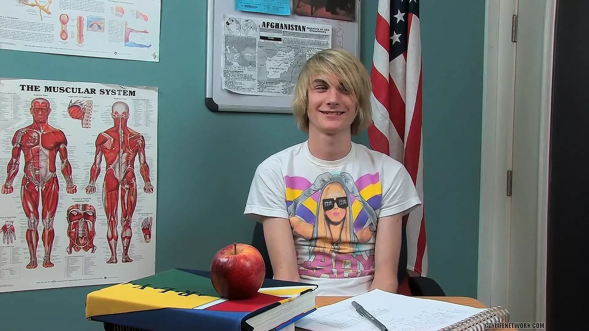 Gay Blond twink Preston Andrews dând un interviu