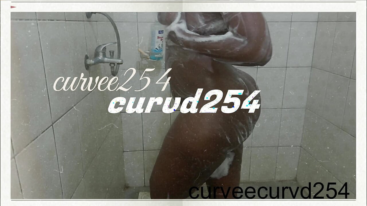 Cewek brasil dengan pantat bahenol di kamar mandi