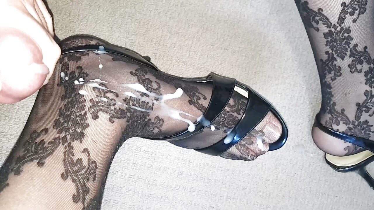 Dani Leg с сексуальными ножками в узорчатых колготках