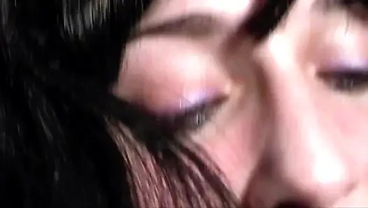 Sahildeki iki sürtük lastik bir yarağın ve gerçek bir yarağın domaltılarak tadını çıkarıyor