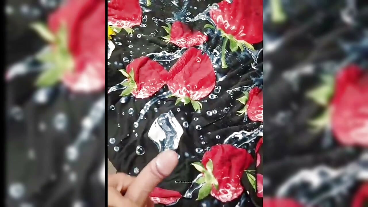 एक MILF एक सुंदर लंड का मजा ले रही है!
