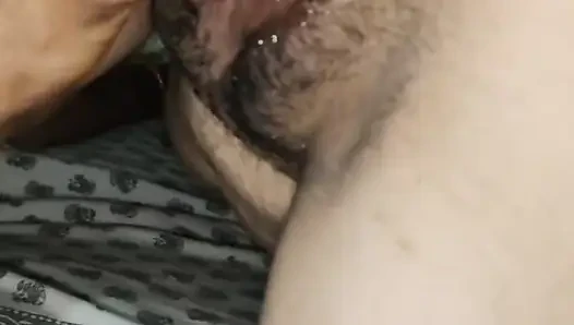 Ateşli Hintli kız arkadaşım büyük yarağımla ilk anal sikişiyor ve göğüslerle yarak oynuyor ağrılı anal seks