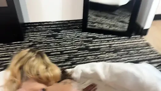 Seks threesome bareng tante seksi yang membangunkan pacarnya