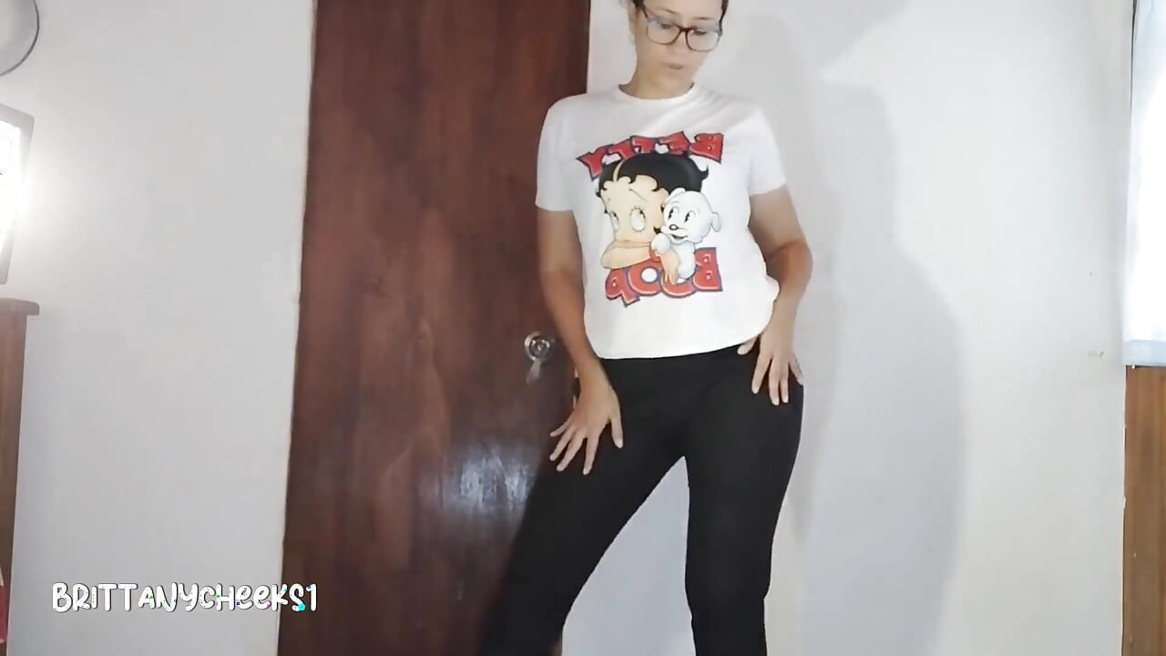 Me estoy masturbando porque estoy muy cachonda y mi hermanastro me está mirando