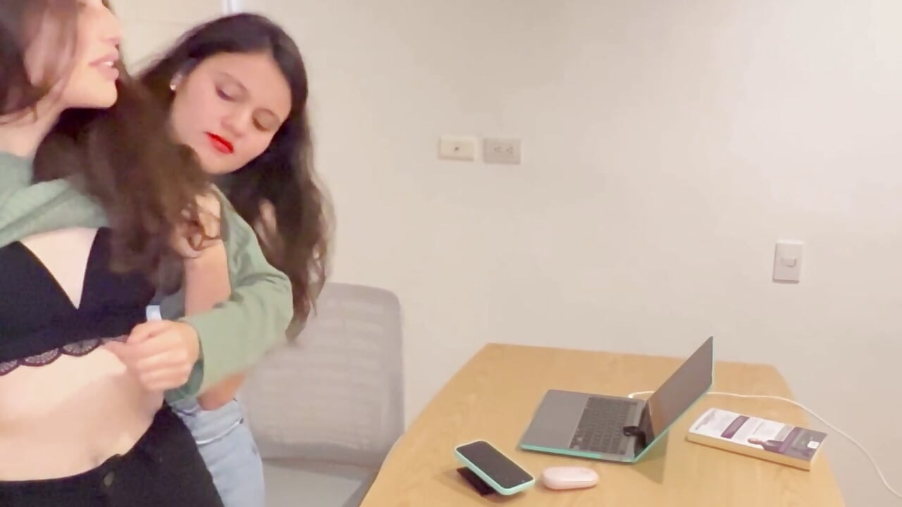 Secretara mea mă seduce ca să devin lesbiană