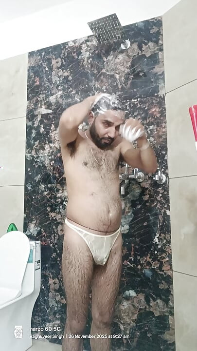 Un oncle policier desi se fait sucer le pénis de son ami