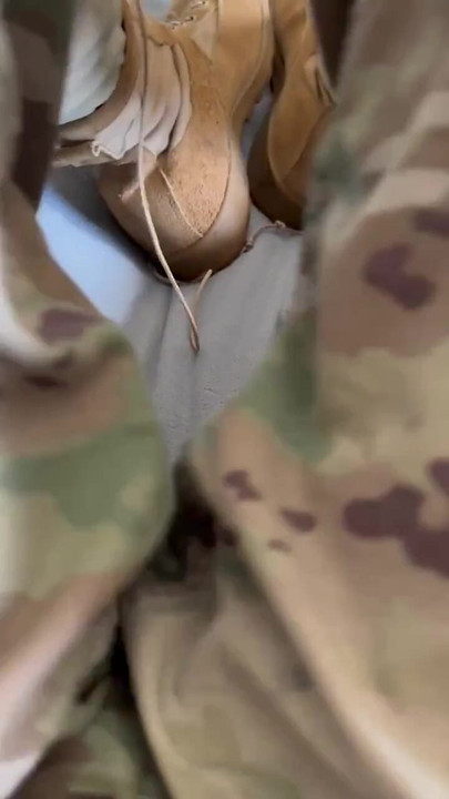 “军队专家穿着私人制服撸管 - 用精液返回它 第1部分，共4部分”的精彩时刻