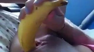 Se masturba con un banano