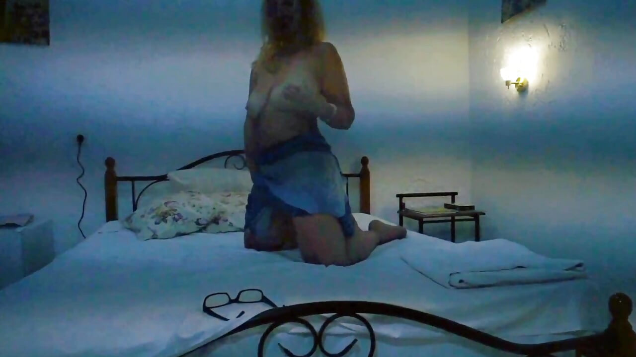 El placer de la cama de Selena en un anochecer