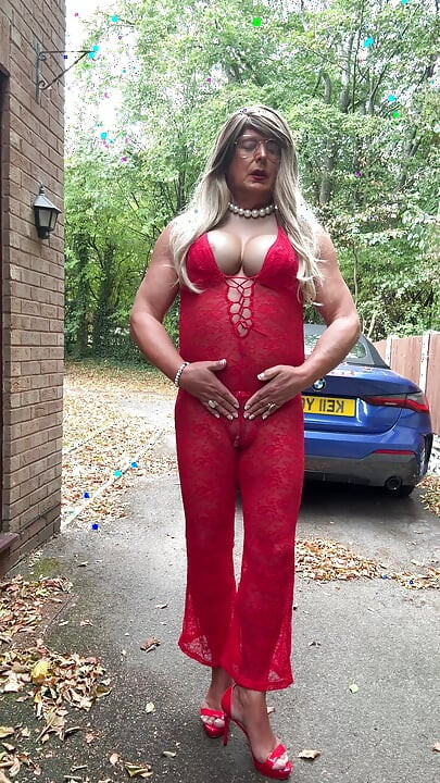 Seksi transvestit kellycd2022 u seksi crvenom kombinezonu i štiklama