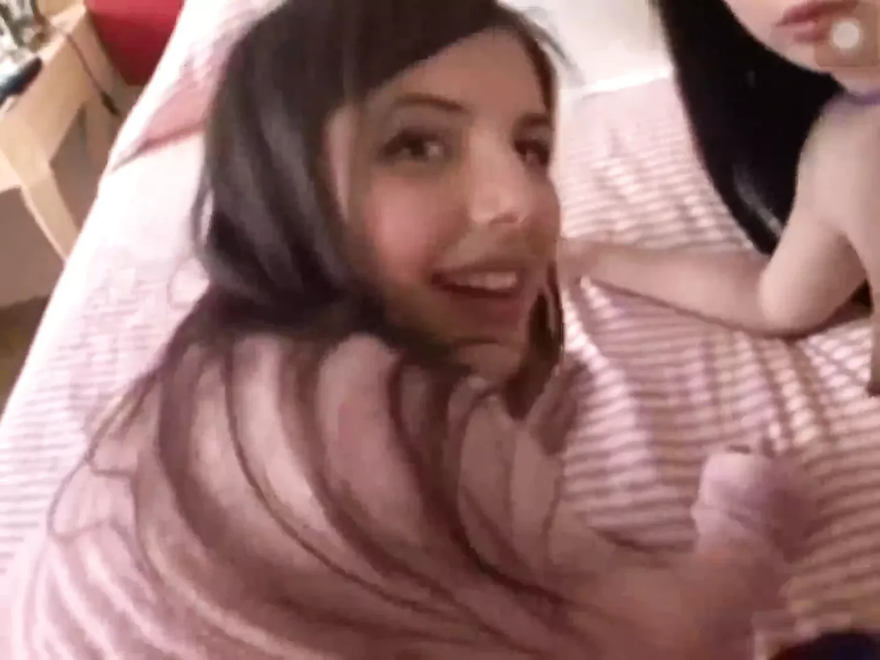 女孩帮助男人操她朋友的菊花