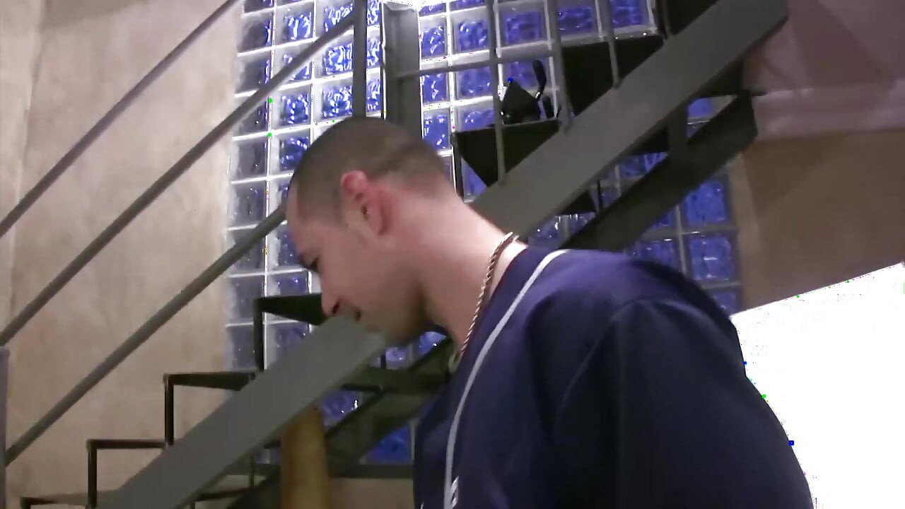 Chica de gran culo perforada ordeñada en sus grandes tetas