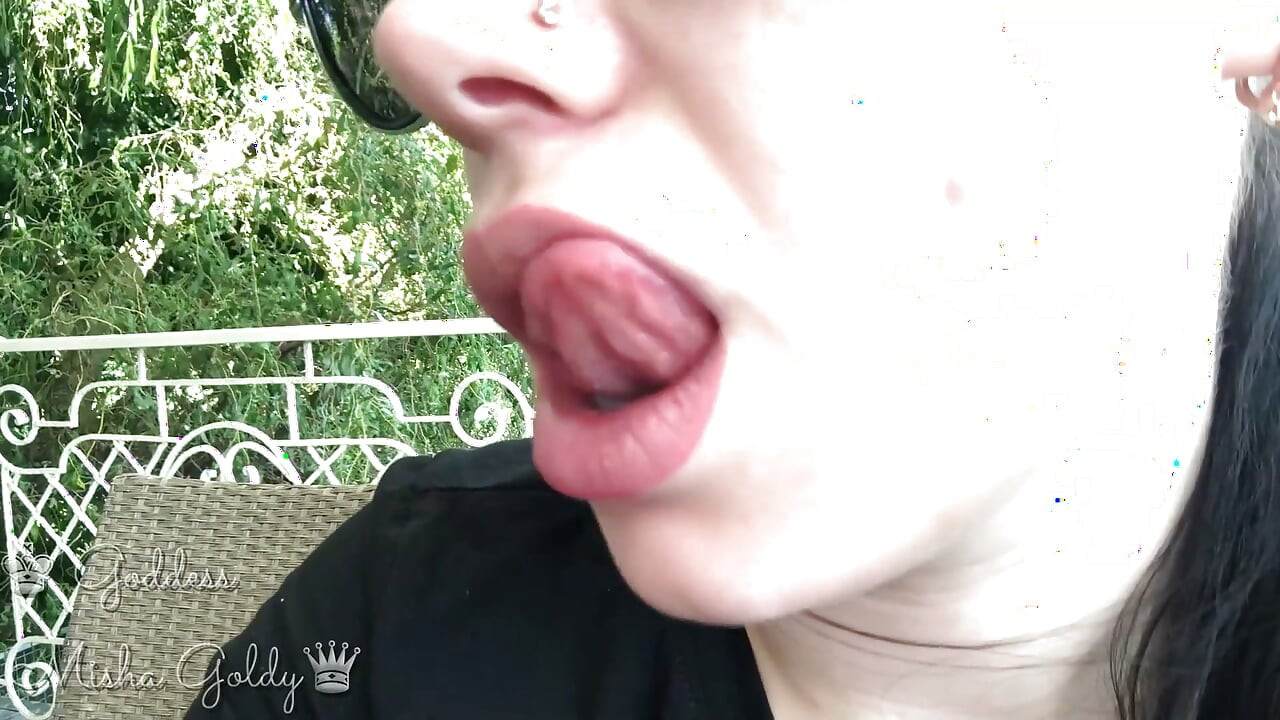 Jilat bibir besar seksi & mengendus bibir & ciuman & fetish kacamata di danau