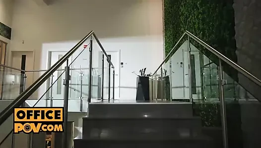 Amalia Davis ve Amber Slassh kampanya için yarışıyor