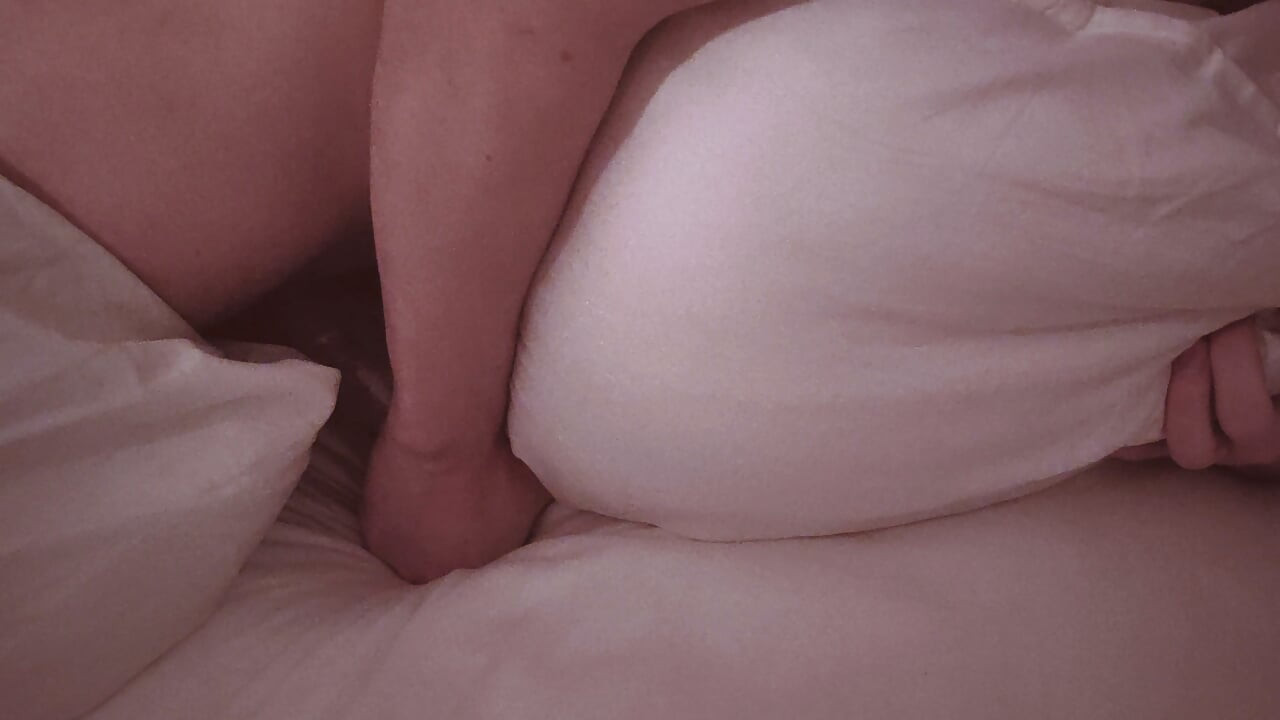 Kamu bisa tahu aku semakin dekat dengan orgasme hanya dengan mendengar eranganku.. membayangkan itu vagina-mu membuatku