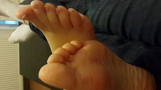 Vriendin sexy Franse pedicurerende voeten tenen zolen op mijn schoot plaagt me