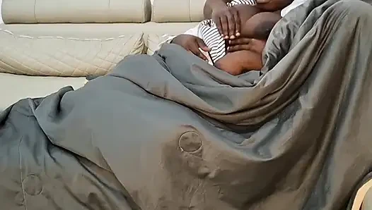 Dünya kupasını izlerken orgazm olana kadar sikişiyor.