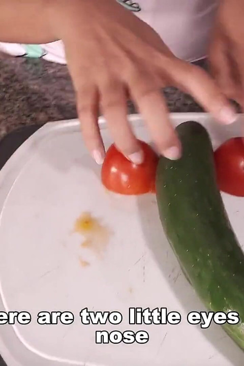 Hembiträden knullar grönsakerna. Hon kommer i köket.