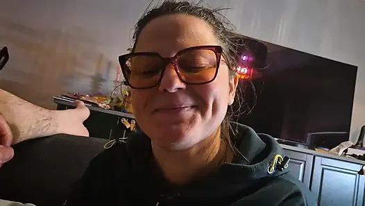 Ich habe meinen schwanz rausgenommen und wurde von einem mädchen mit brille geholfen
