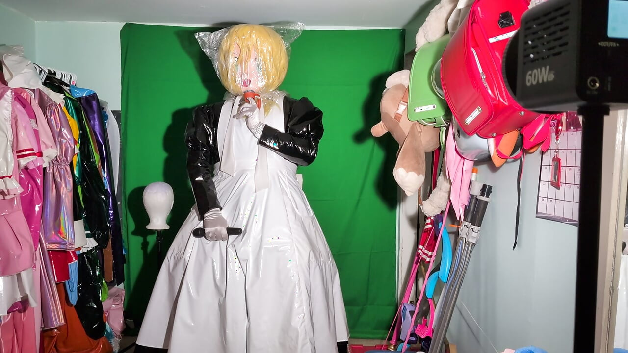 Người giúp việc Kigurumi chơi trò chơi thở với túi xách