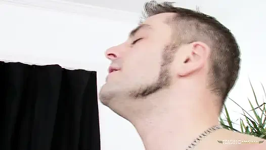 Cewek cantik melucuti pakaiannya sambil memijat dan ngentot habis-habisan