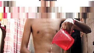 Indischer Desi-Junge, der Bad nimmt und mit seiner Freundin muskan masturbiert