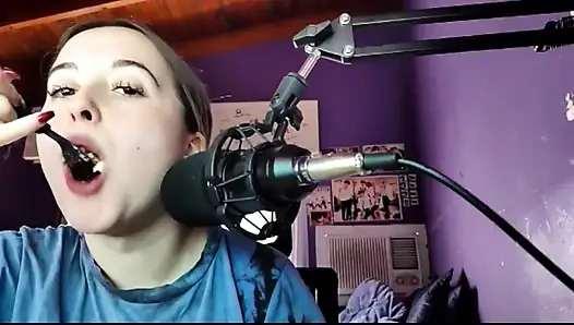 10 dakikadan kısa sürede öğle yemeğimi yiyorum