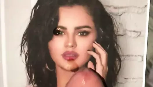 Selena Gomez boşalıyor