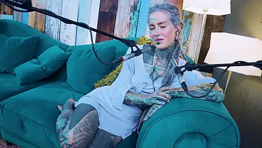 Я говорю о F - Страх - подкаст ASMR, Sfw говорит готессу, худенькая девушка дреды татуированная модель татуированная девушка