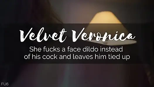 Kadın yarağı yerine bir yüz dildosunu sikiyor ve onu bağlı bırakıyor