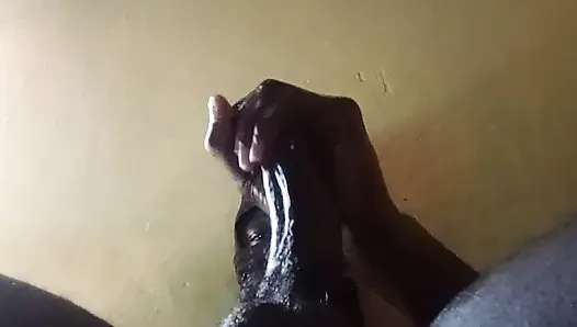 Büyük siyah yarağımı okşuyor