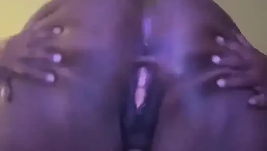 Pantatku goyangin pantat montokku sambil nunggy