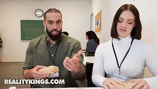 Reality kings - jam istirahat makan siang lucy lotus menjadi panas ketika dia mengisap rekan kerjanya dan mendapat creampie di tempat kerja
