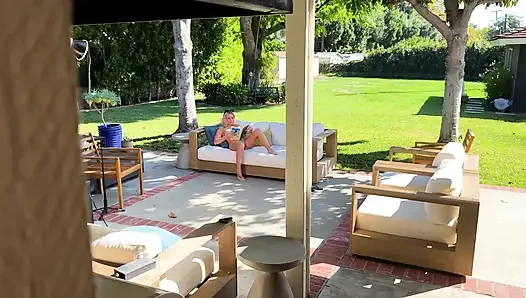 Üvey anne çıplak olmayı denemek istiyor ve çifte dölleniyor