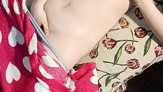 Nonton adik tiriku lagi masturbasi di ranjang