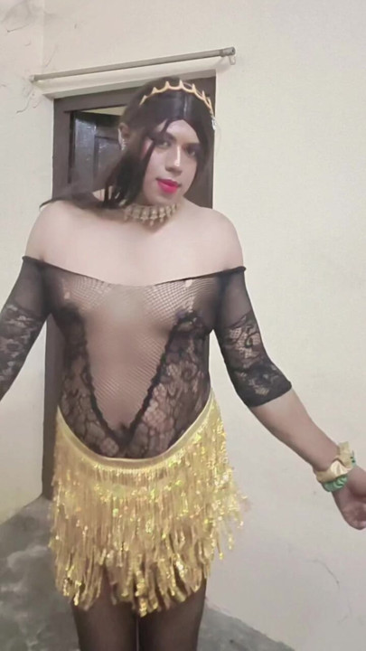 Desi femboy sissy verronika69 sexy dance