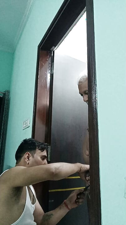 Индийский полицейский дези занимается сексом с соседским дядей и дядей армейского офицера